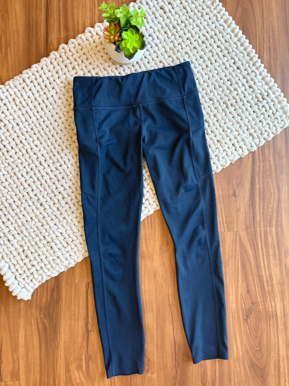 Athleta | Women’s Contender Laser Cut 7/8 Leggings | Navy | Small